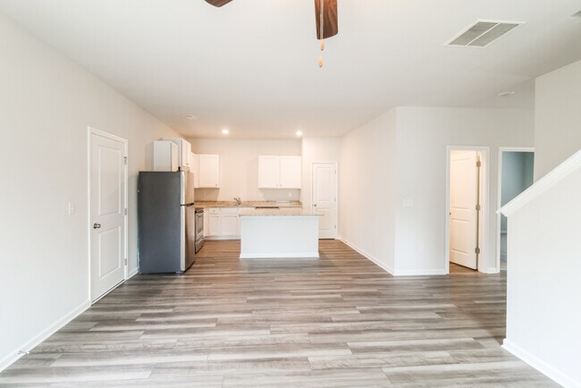 Building Photo - Fantastic 4bd/2.5ba home! Coming soon!
