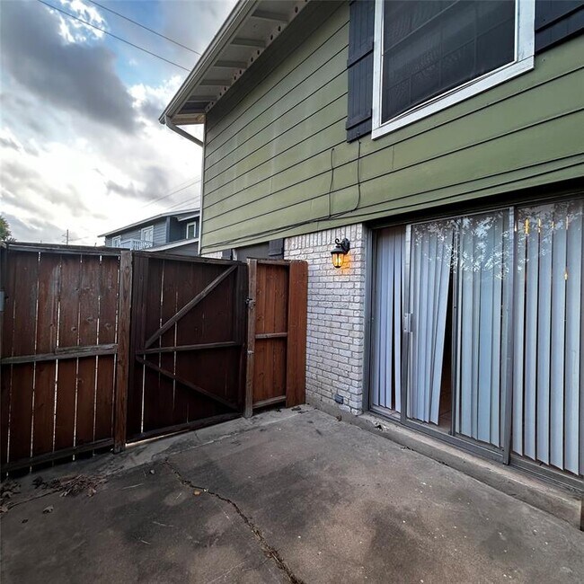 Building Photo - 7204 Creekside Dr
