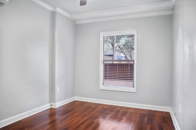 Building Photo - 215 Caplin St