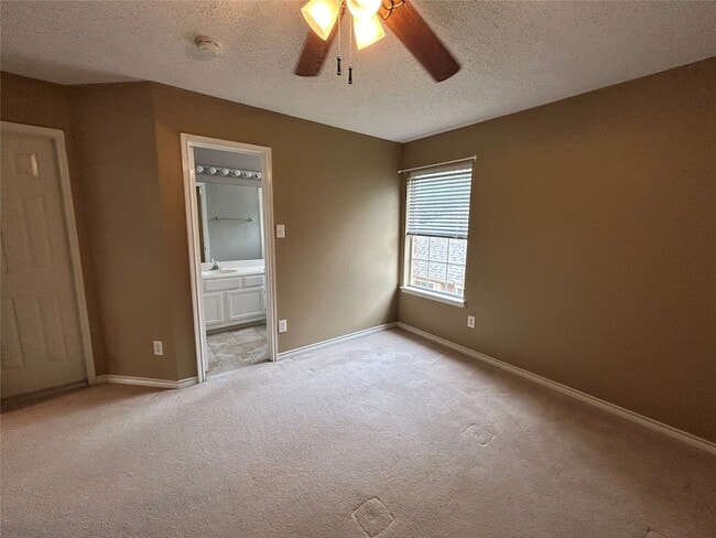 Building Photo - 2603 Hillside Dr