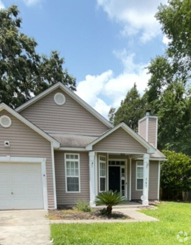 Building Photo - Charming 3 bedroom in a well-established n...