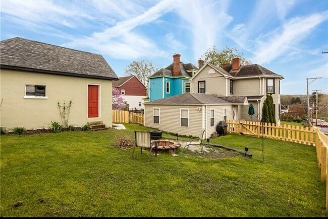 Building Photo - Stylish Victorian Home!