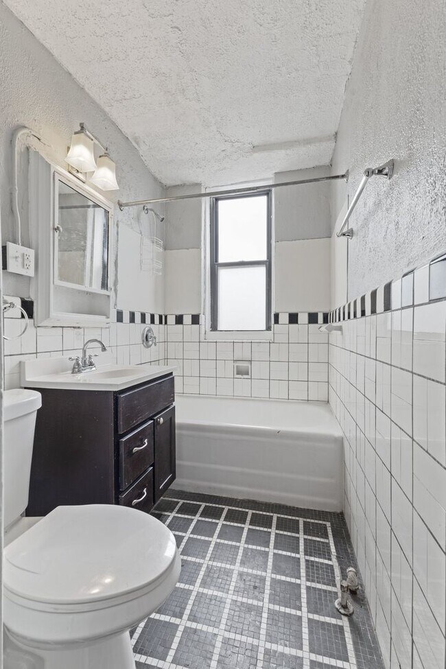 Building Photo - 28 E 16th St