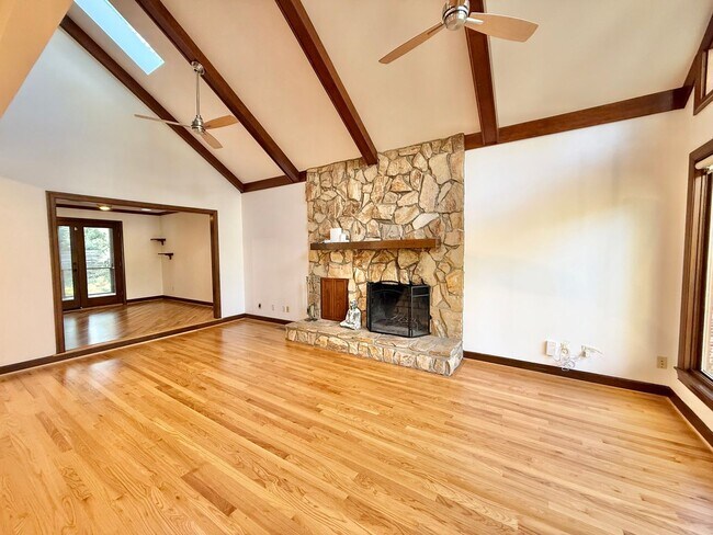 Building Photo - Charming 3BD, 2BA North Raleigh Home in Pr...