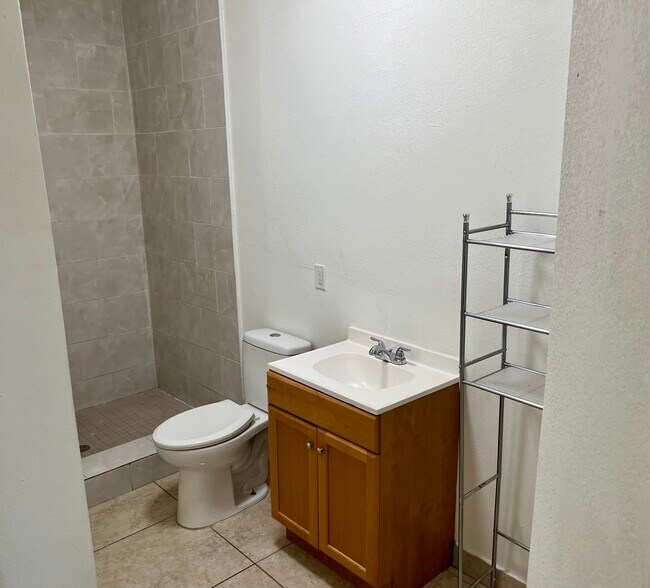 Full bath - 902 N D St