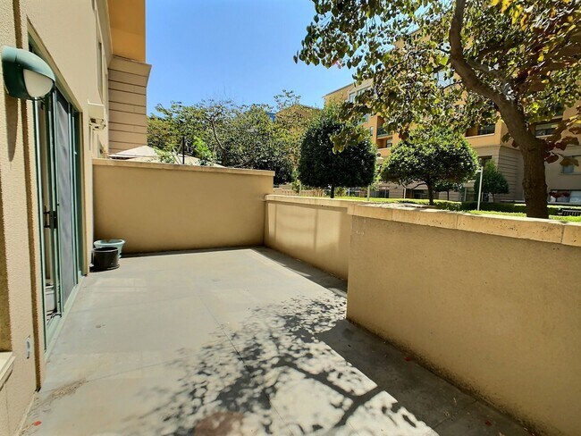 Building Photo - Paseo Plaza Condo For Rent in the Heart of...