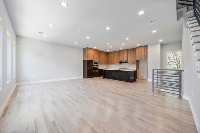 Building Photo - 1111 W 21st St