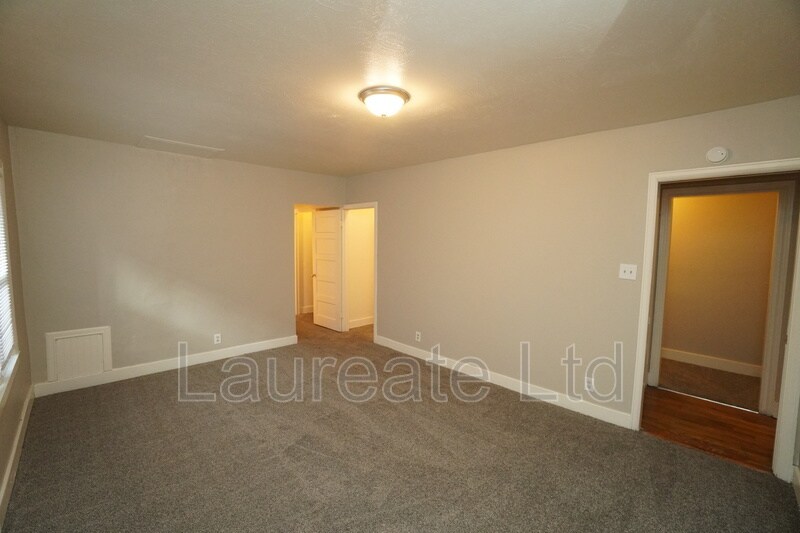 Building Photo - 935 E 8th Ave