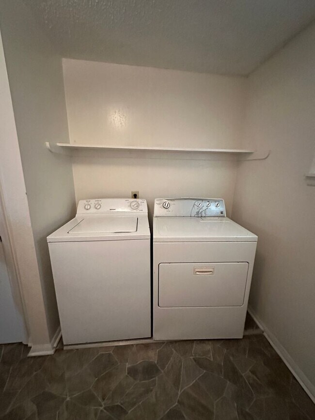 Building Photo - $1500 Move-In-Special