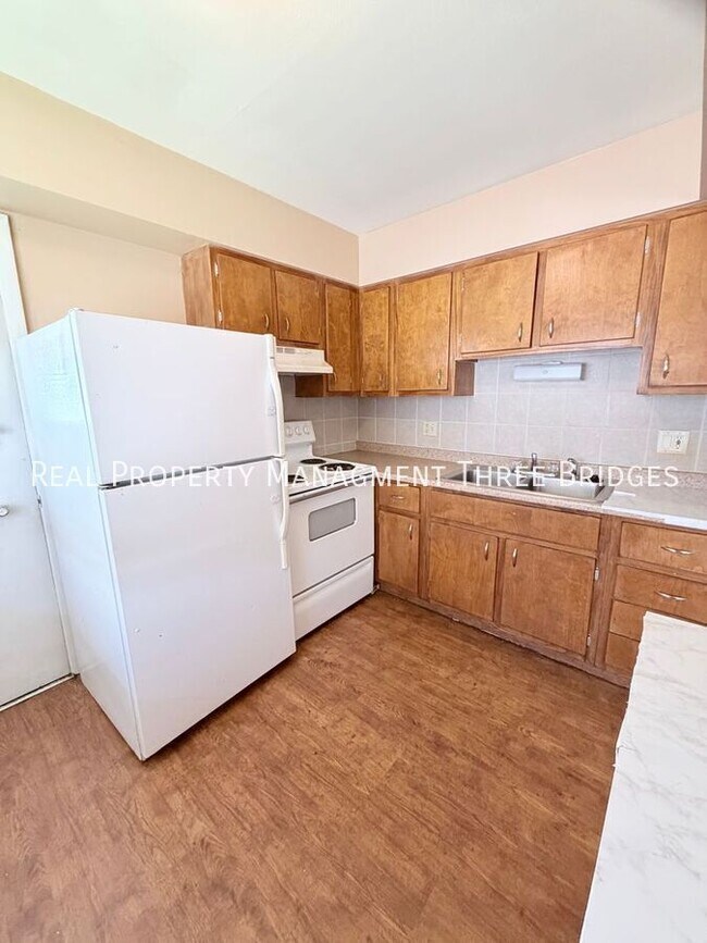 Building Photo - 7431 Hazelcrest Dr