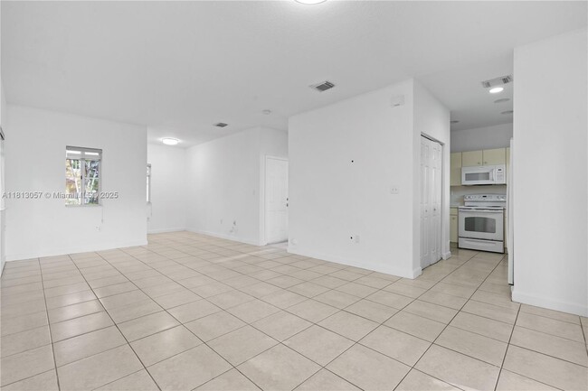 Building Photo - 1180 NE 41st Ave