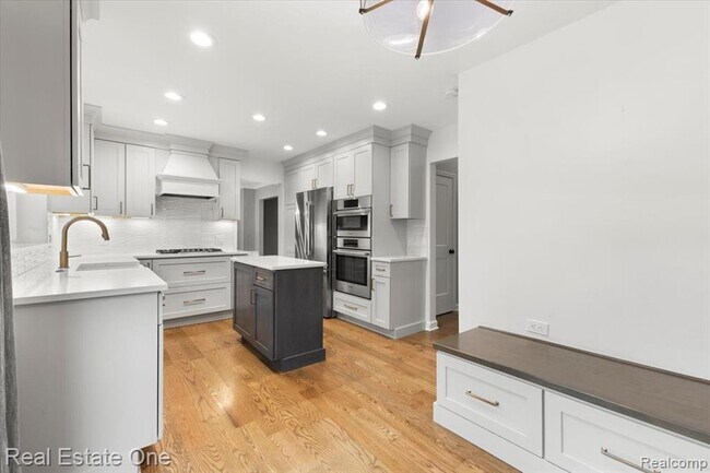 Building Photo - 1568 Grandview Dr