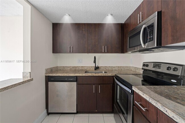 Building Photo - 4164 Inverrary Dr