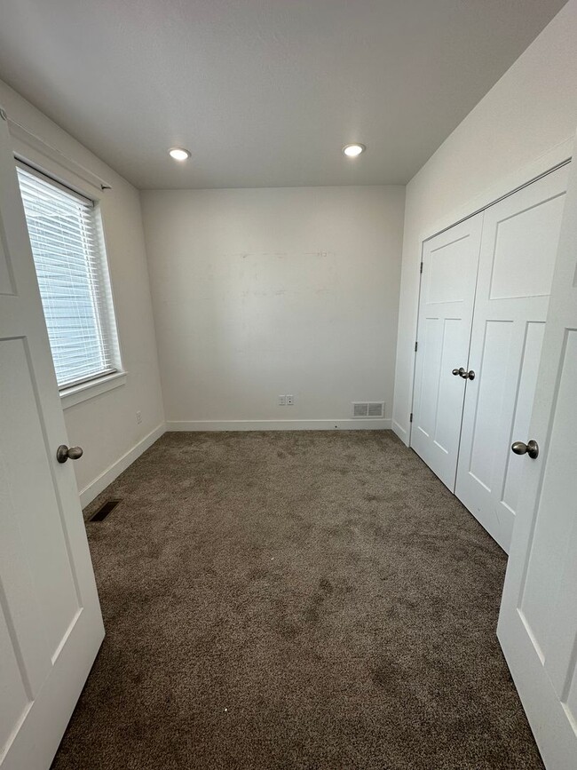 Building Photo - $500 OFF FIRST MONTHS RENT IF A LEASE IS S...