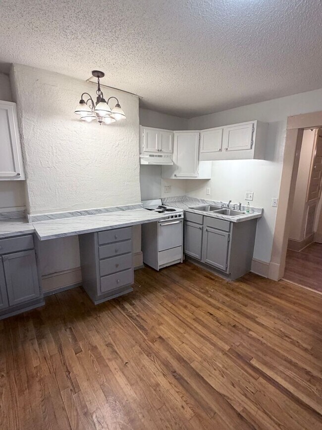 Building Photo - Available Now! River Arts District. 2 bedrooms/1 bathroom