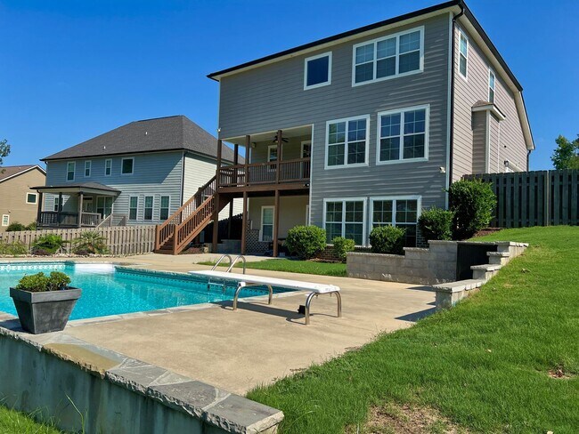 Building Photo - Estate STYLE home with pool and basement i...