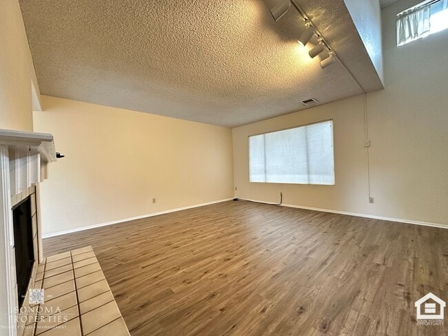 Building Photo - Charming 2 Bedroom Townhouse – Prime Location, Available Now!