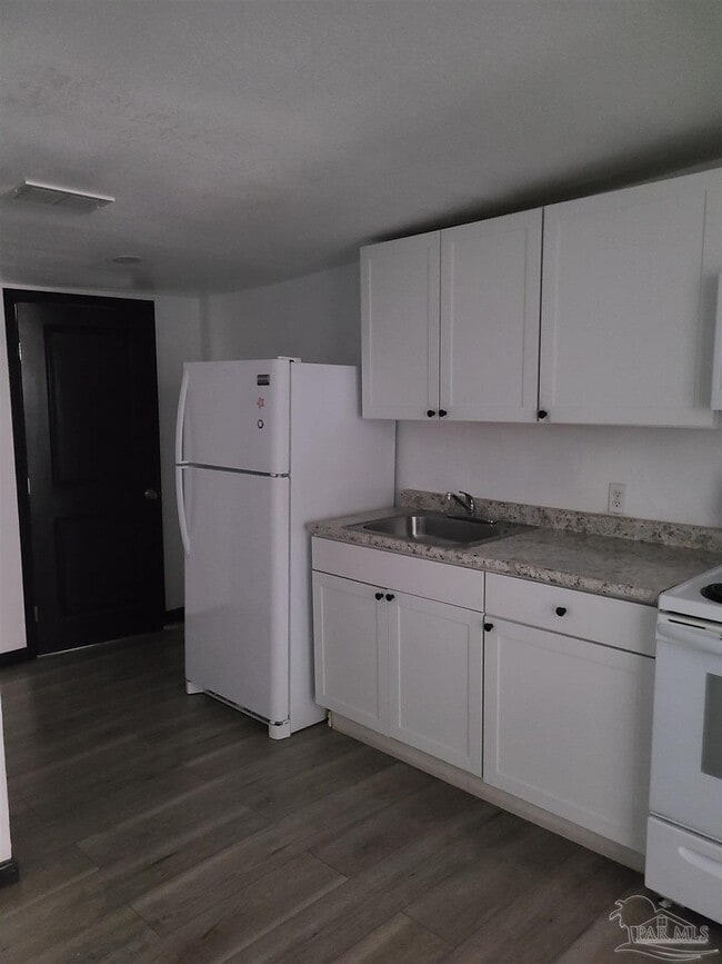 Building Photo - 701 Armenia Dr