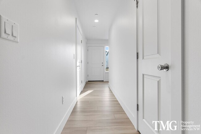 Building Photo - 977 Creer Way