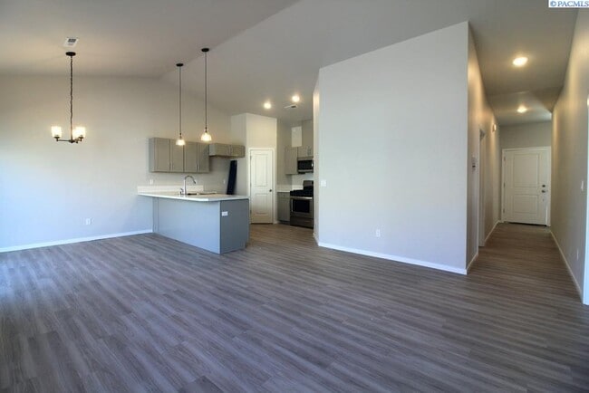 Building Photo - 3 Bed/2 Bath Townhouse in West Pasco