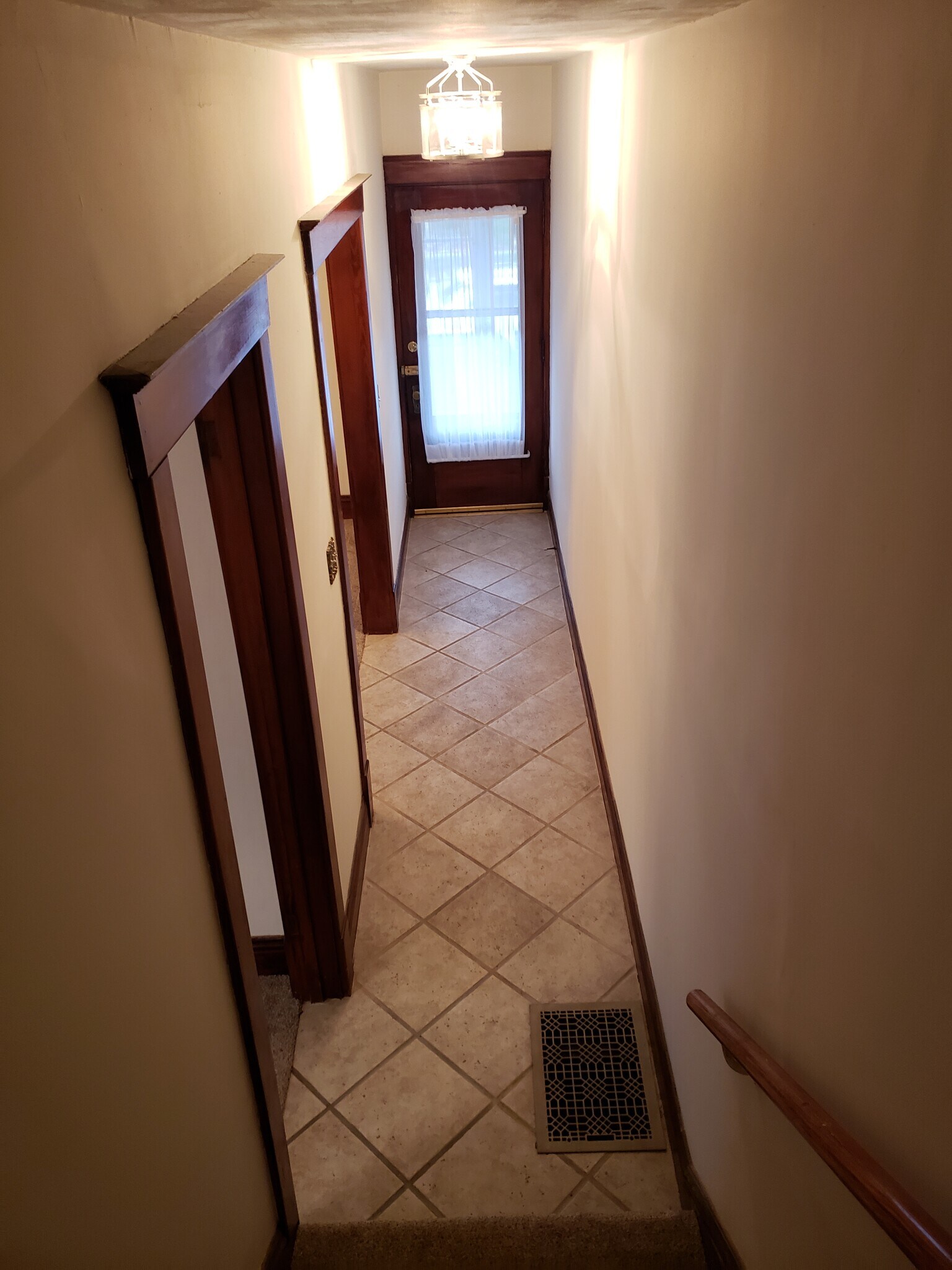 Foyer - 633 E Lombard St