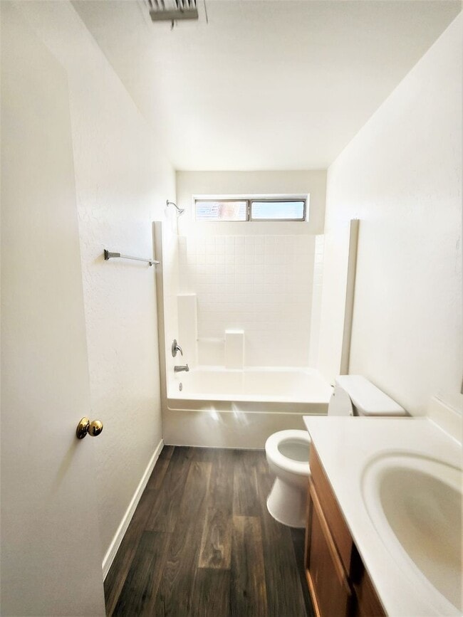 Building Photo - 3 bed 2 bath home