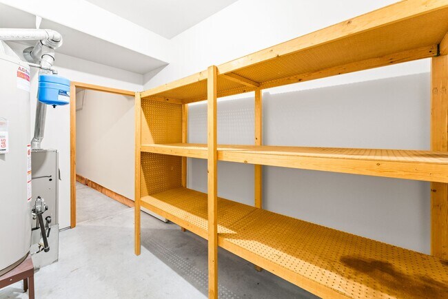 Building Photo - 1560 SW Reindeer Ave