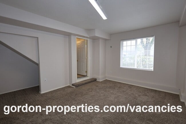 Building Photo - NE Halsey St - Gresham 2 bedroom townhouse with den/office