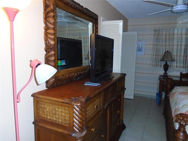 Building Photo - 3165 NE 48th Ct