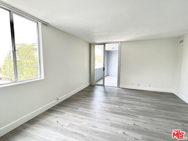 Building Photo - 468 S Roxbury Dr