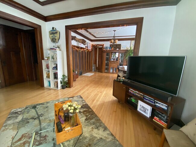 Building Photo - 319 E Montana St