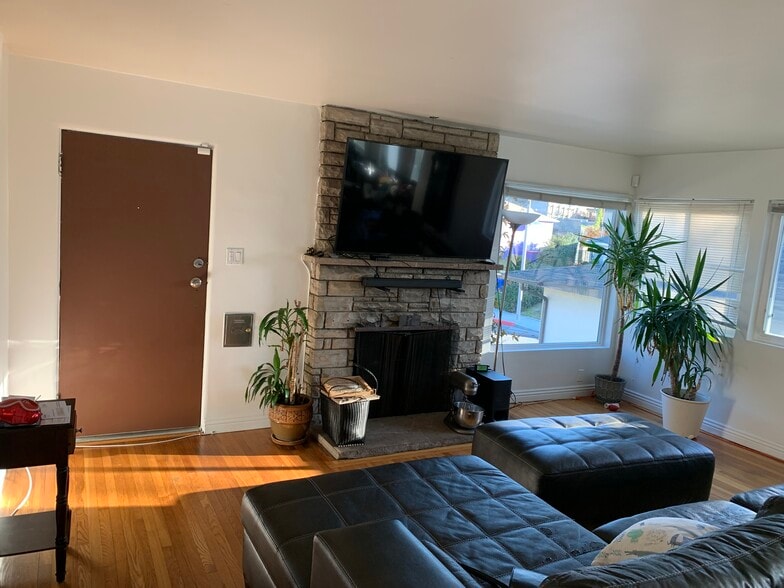 living room - 5037 Parkglen Ave