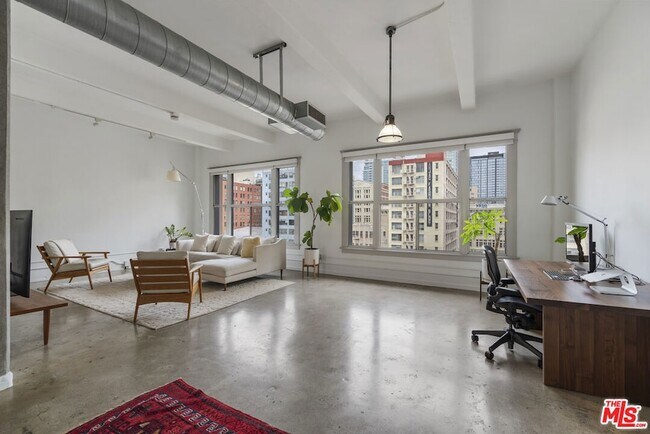 Building Photo - 814 S Spring St