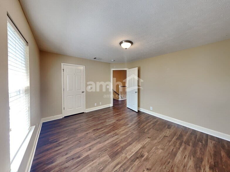 Building Photo - 347 Titans Cir