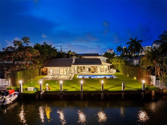 Building Photo - 207 Holiday Dr