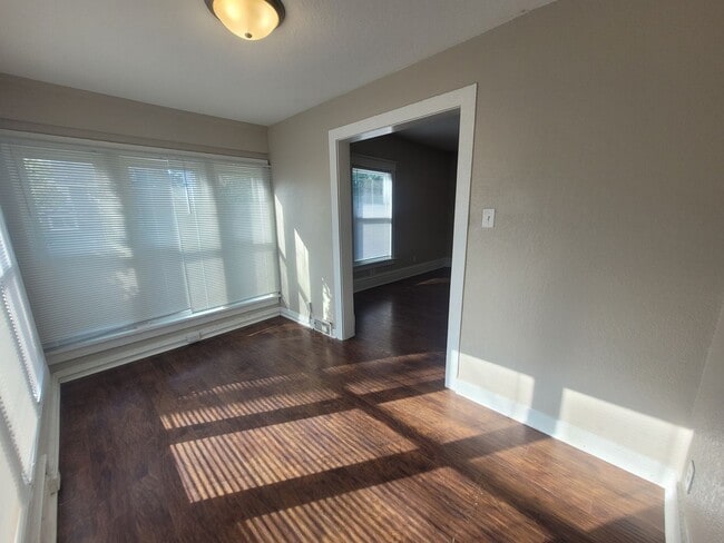 Building Photo - 6 Bedroom Home with large yard, washer/dry...
