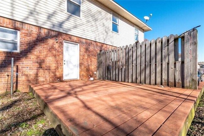 Building Photo - 210 Meadow Ct