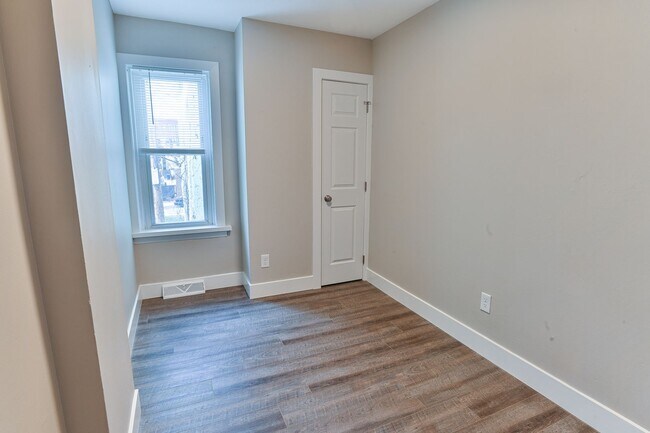 Building Photo - 2 Bedroom Single Family on N 4th St