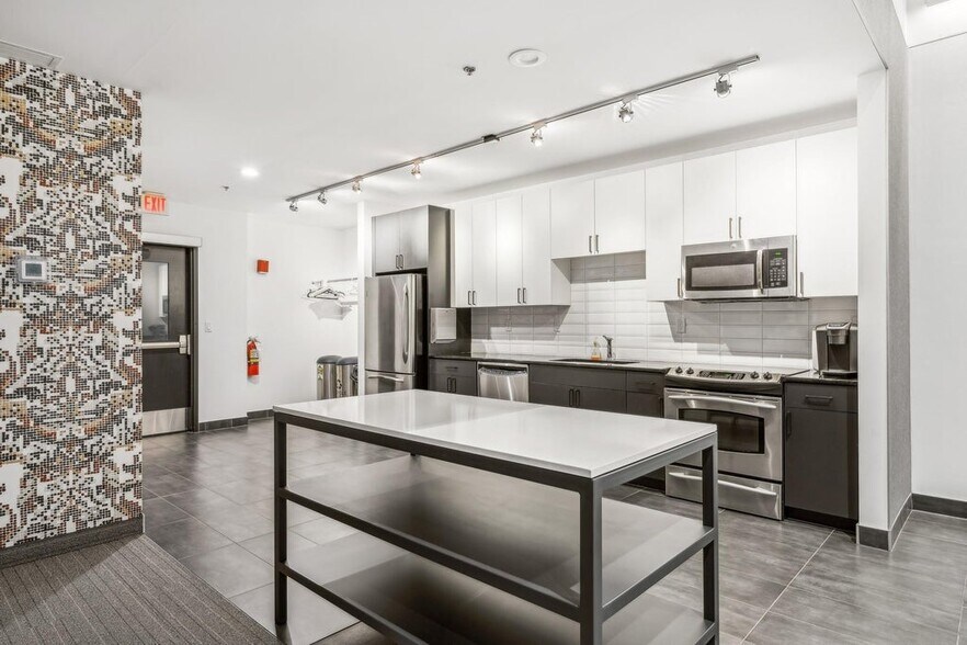 Building Photo - 401 N 2nd St