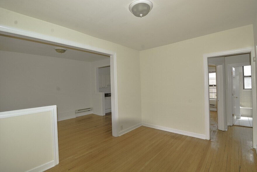 Building Photo - 820 W Waveland Ave
