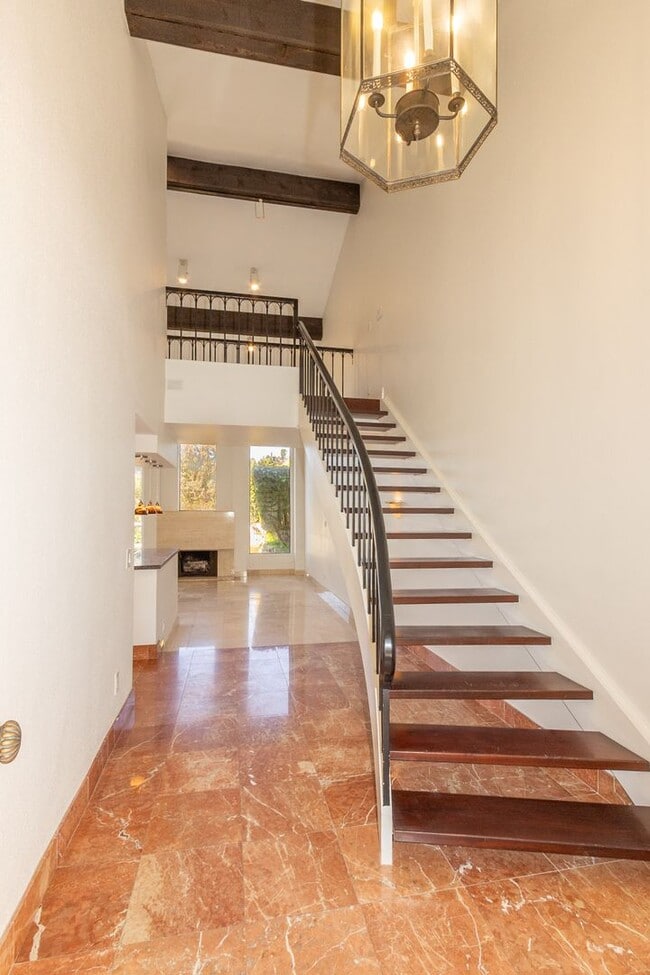 Building Photo - 4 Bedroom / 3 Bathroom Home With Panoramic...