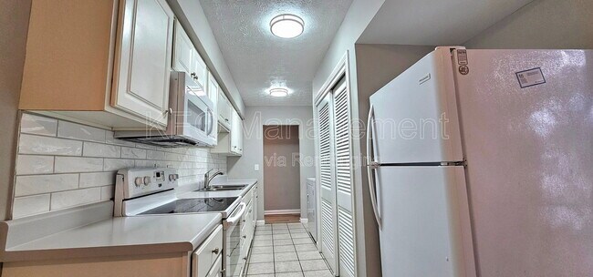 Building Photo - 3080 Southdale Dr