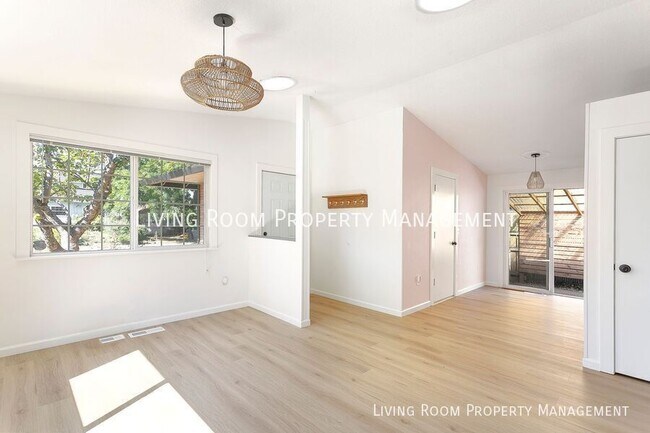 Building Photo - 3822 SE 62nd Ave