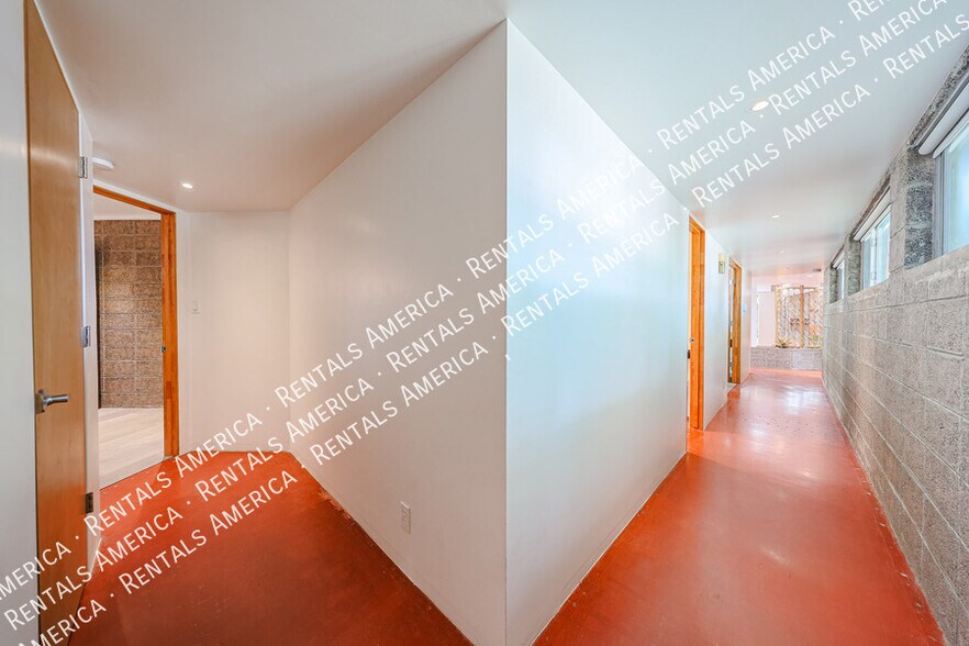 Building Photo - 3237 E Meadowbrook Ave