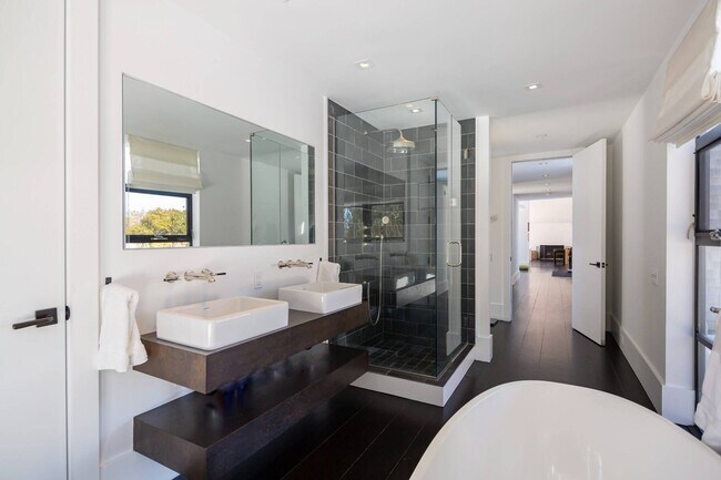 Building Photo - 811 Halsey Ln