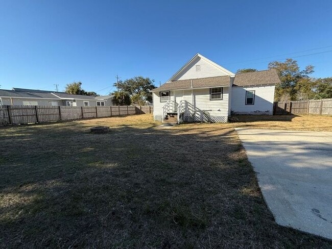 Building Photo - Pensacola - East Hill- 3 bedroom, 2 bathroom