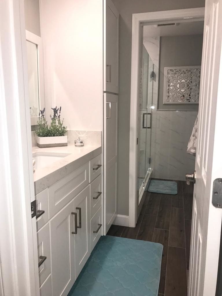 Full Bath - 828 S Falcon St