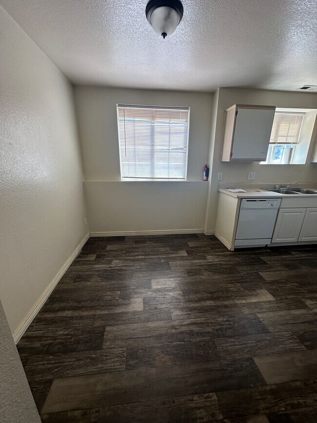 Building Photo - 4-bedroom, 2-bath apartment in Cedar City fourplex