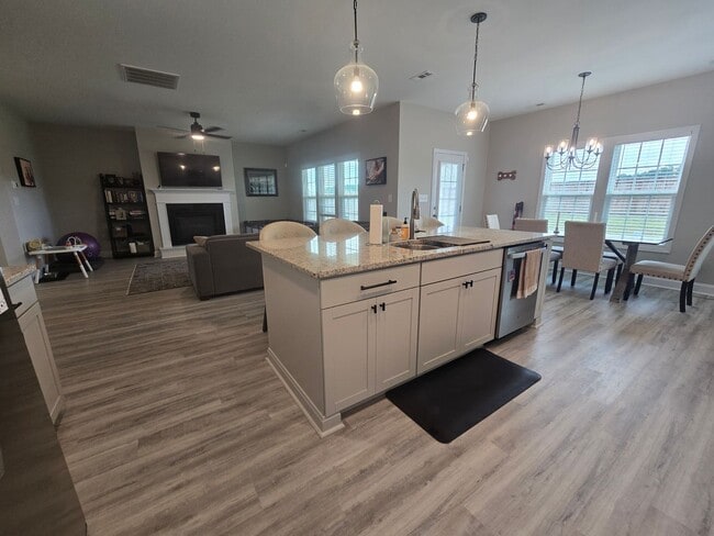 Building Photo - NEW LISTING!!!!!