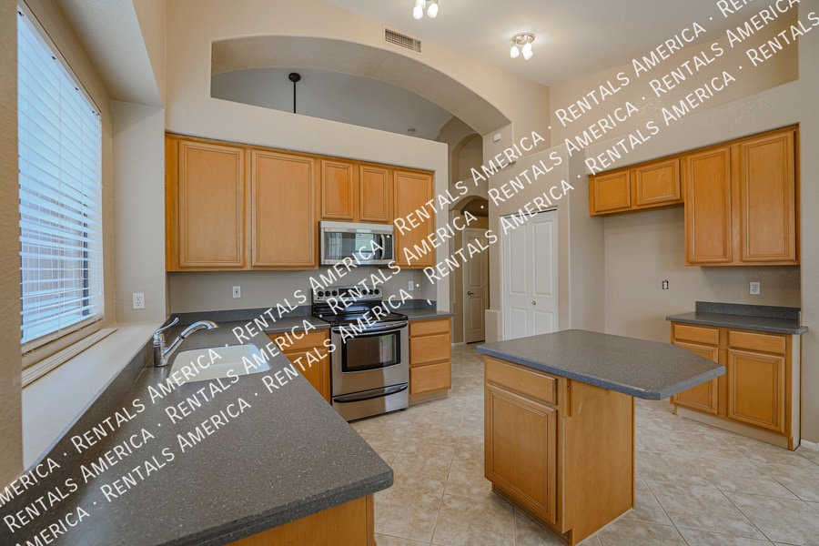 Building Photo - 263 E Ashurst Dr